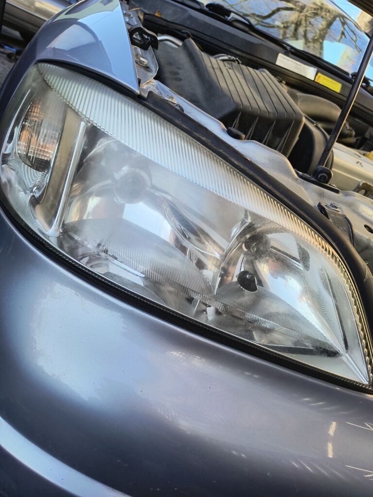 polerowanie i czyszczenie lamp samochodowych
