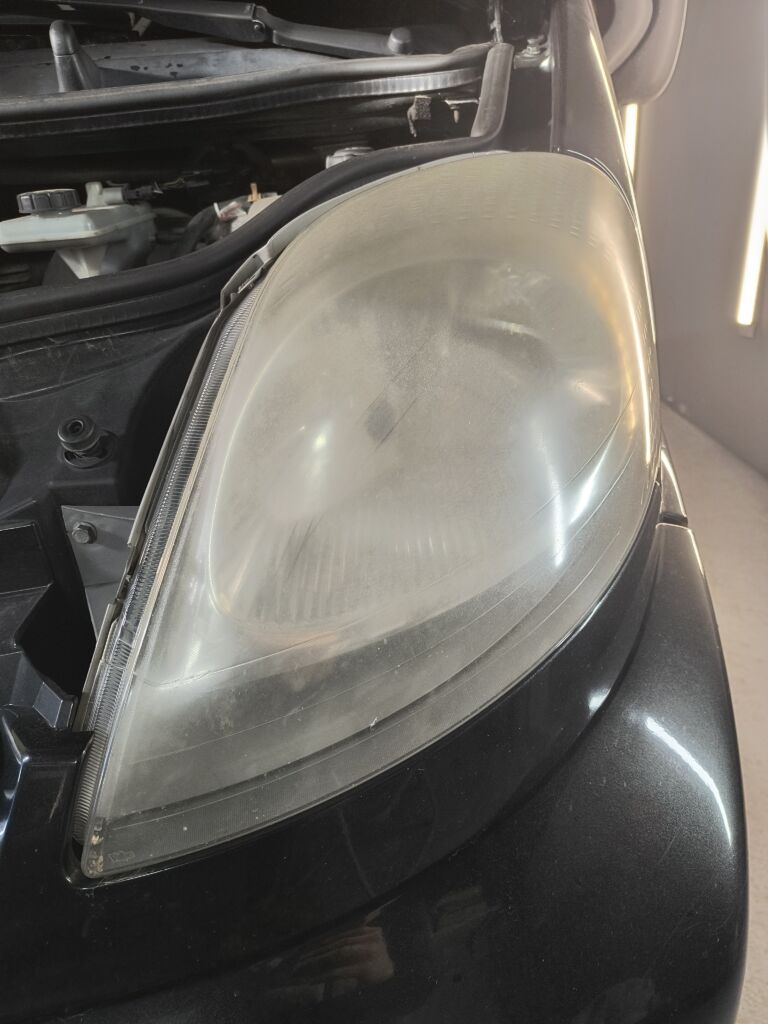Polerowanie lamp samochodowych rzeszów efekt po i przed