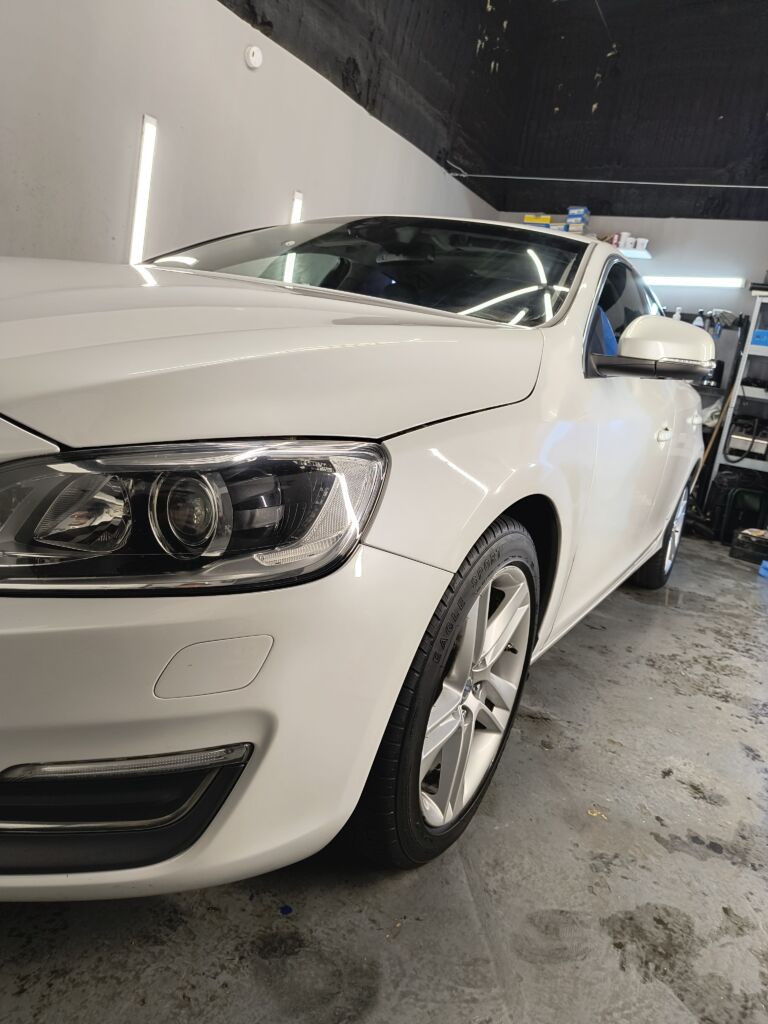 Korekta lakieru samochodowego przed i po - usunięcie zarysowań i swirli, przywrócenie głębokiego połysku lakieru w Auto Clinic Spa Rzeszów